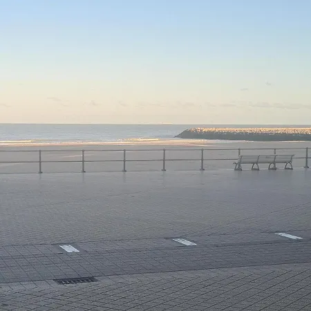 Апартаменты Frontaal Gelijkvloers Seaview 80m² 2 Slp Остенде